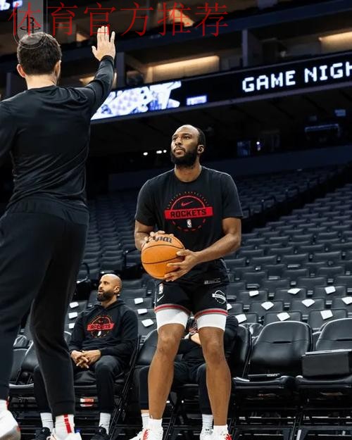 严阵以待!火箭社媒晒火箭球员进行赛前热身的花絮视频 严阵以待!火箭社媒晒火箭球员进行赛前热身的花絮视频